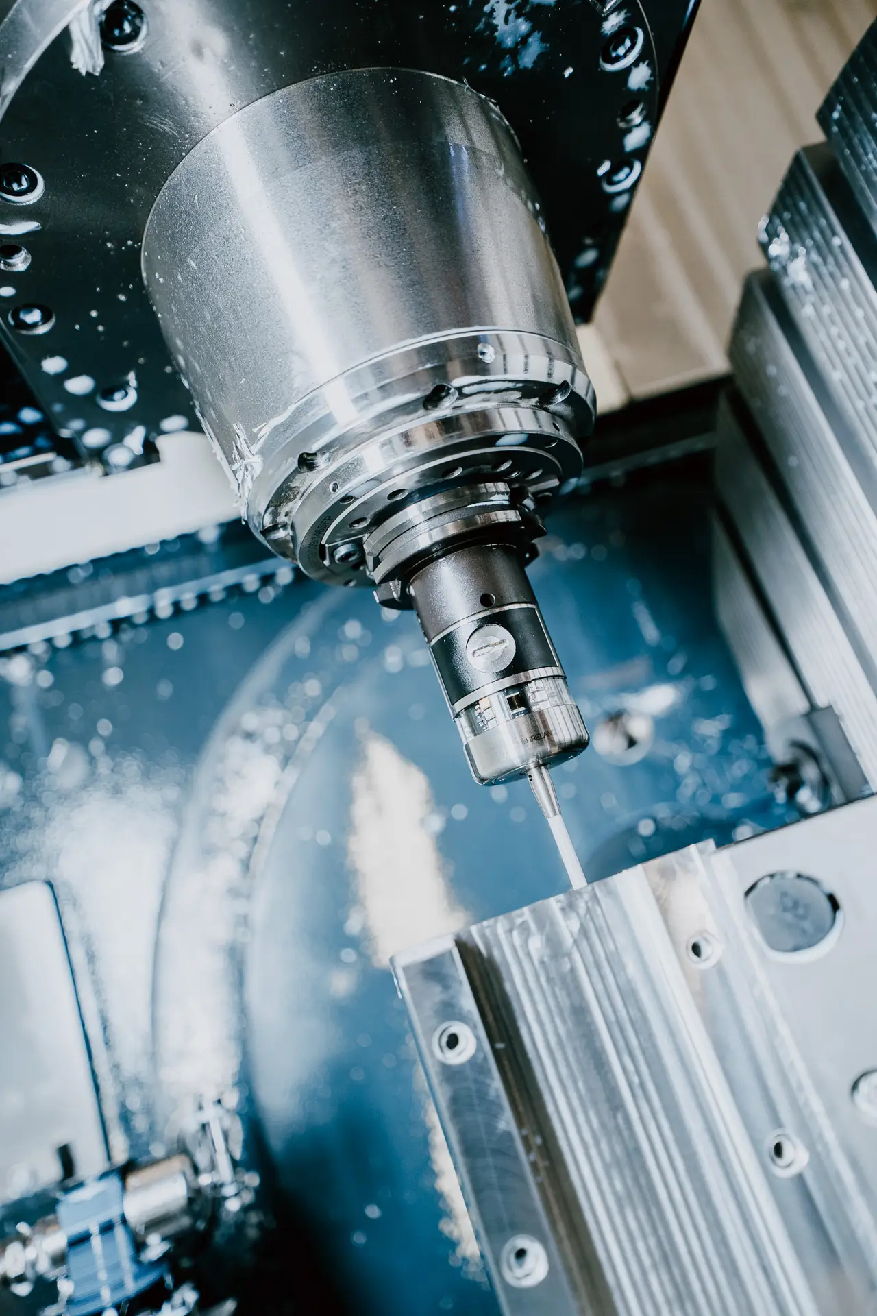 Mitarbeiter von Brill Maschinenbau an einer CNC-Maschine