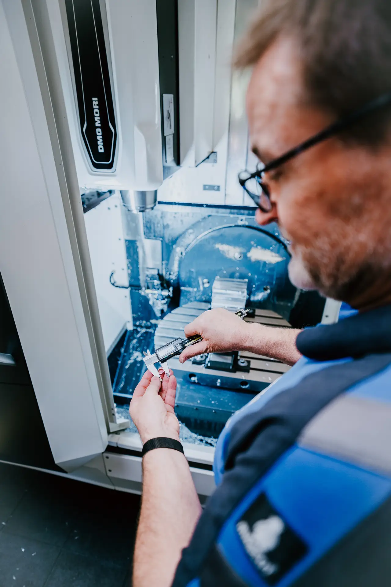 Mitarbeiter von Maschinenbau Brill bei der Arbeit an einer CNC-Maschine
