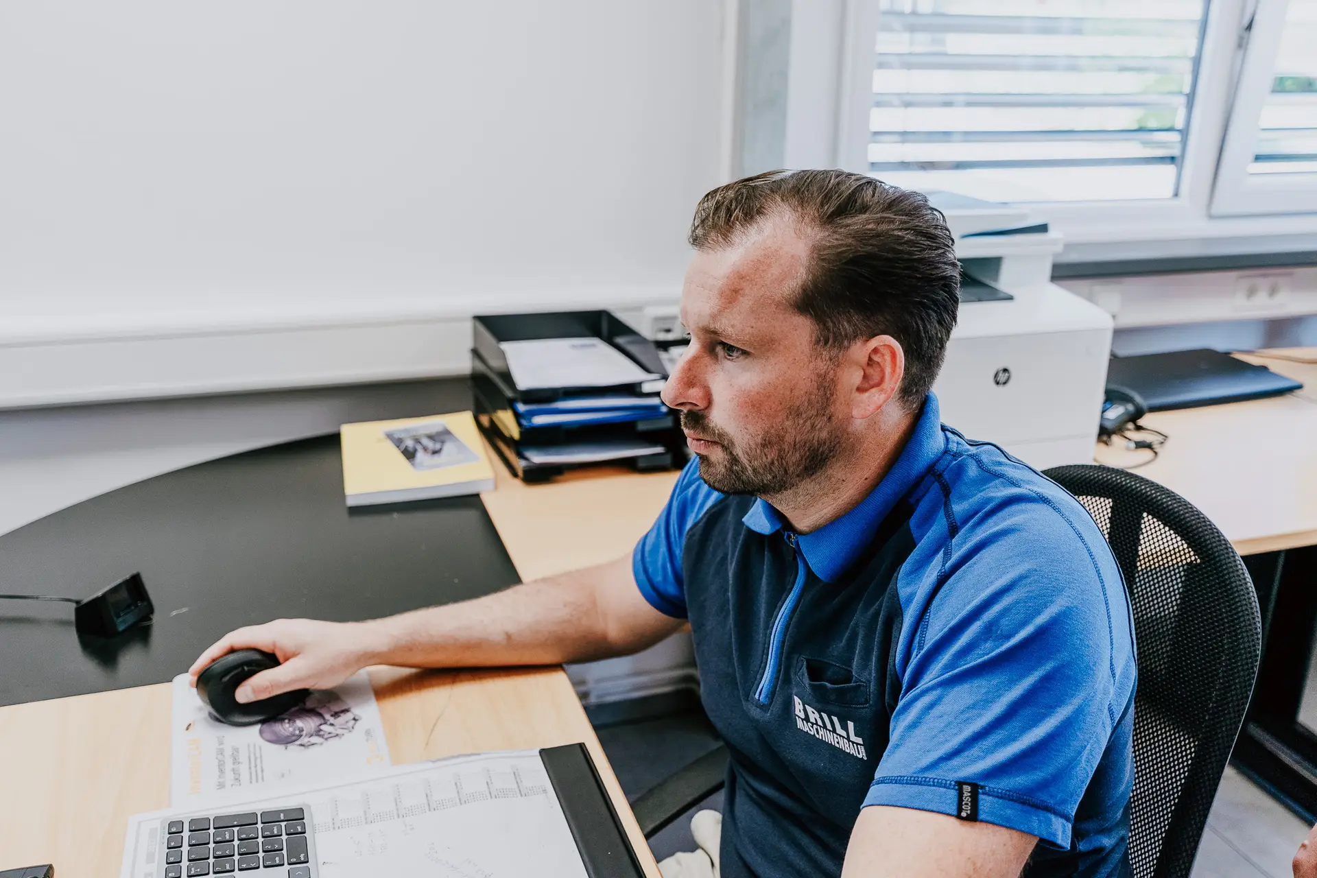 Mitarbeiter von Maschinenbau Brill bei der Arbeit am Computer im B&uuml;ro